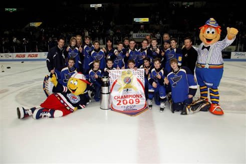 The St. Louis Blues 1996 birth year team celebrating their 2009 Pee-Wee Quebec championship on the ice